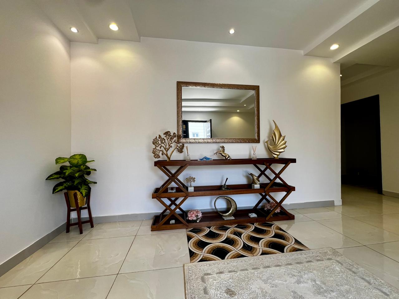 فيلا مع 4 شقق و5 محلات تجارية