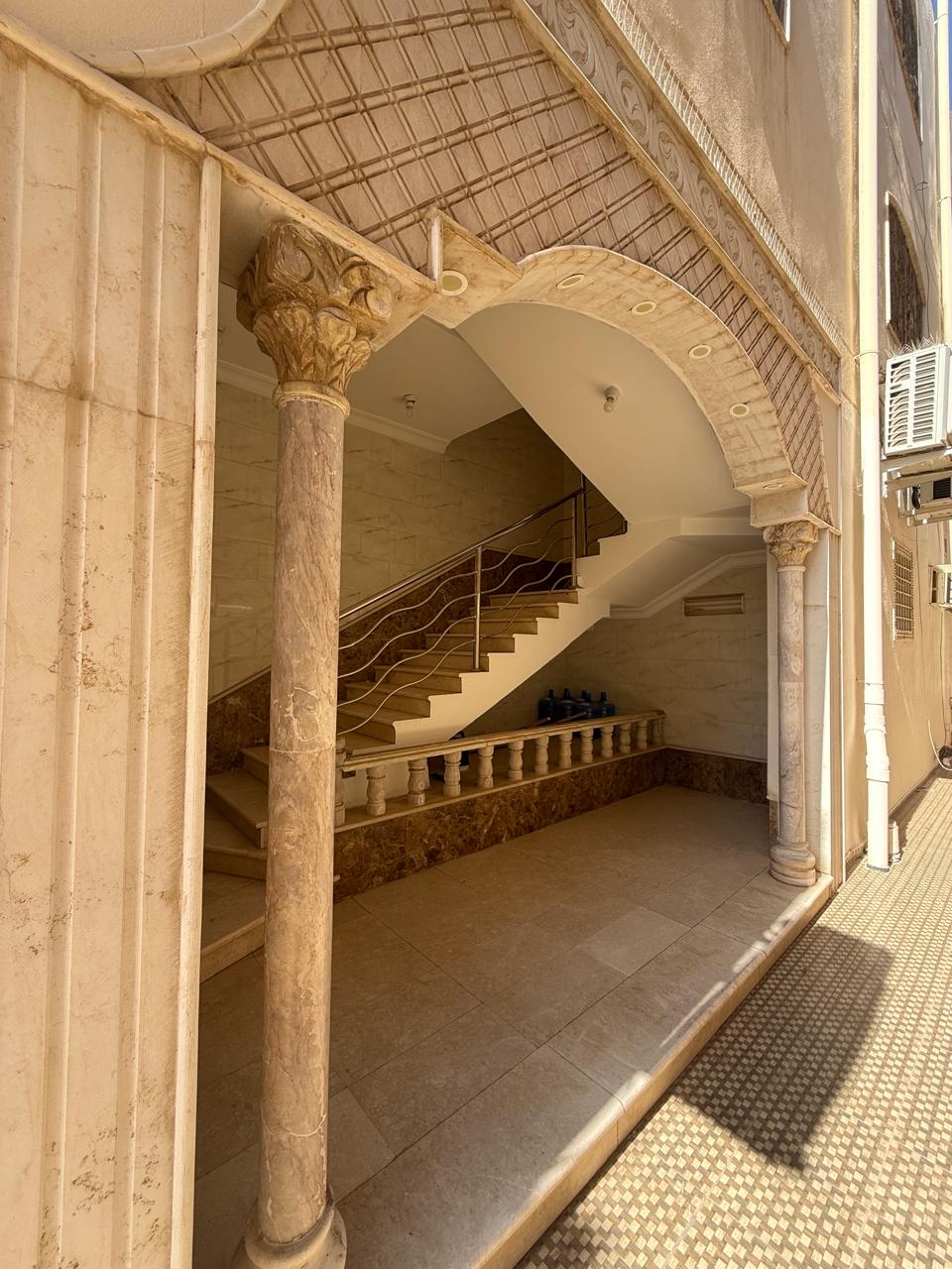 فيلا وشقه ارضيه للبيع بمخطط باقدو ( حي الفردوس )