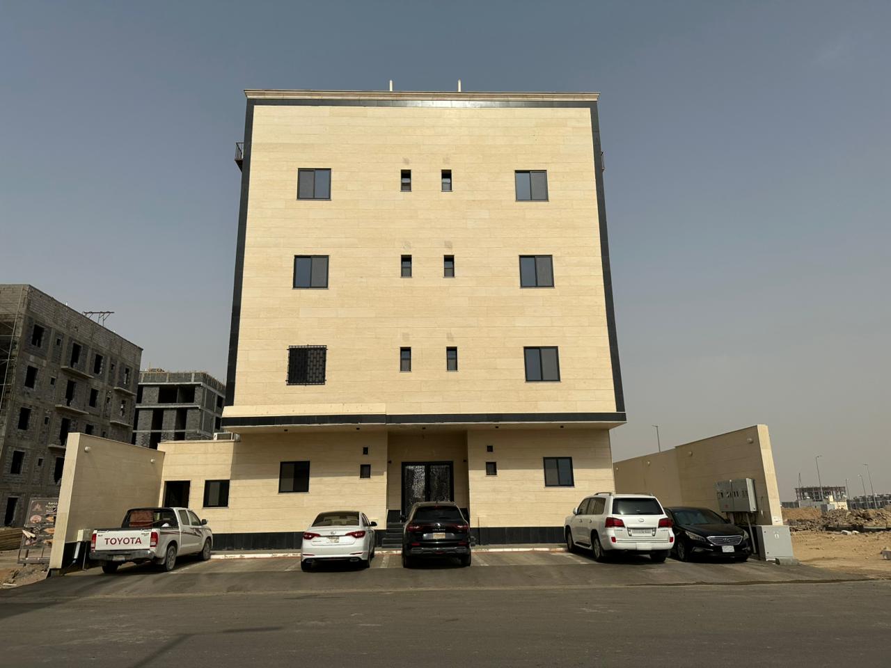 عماره 6 شقق + فيلا روف للبيع بمخطط الطارق