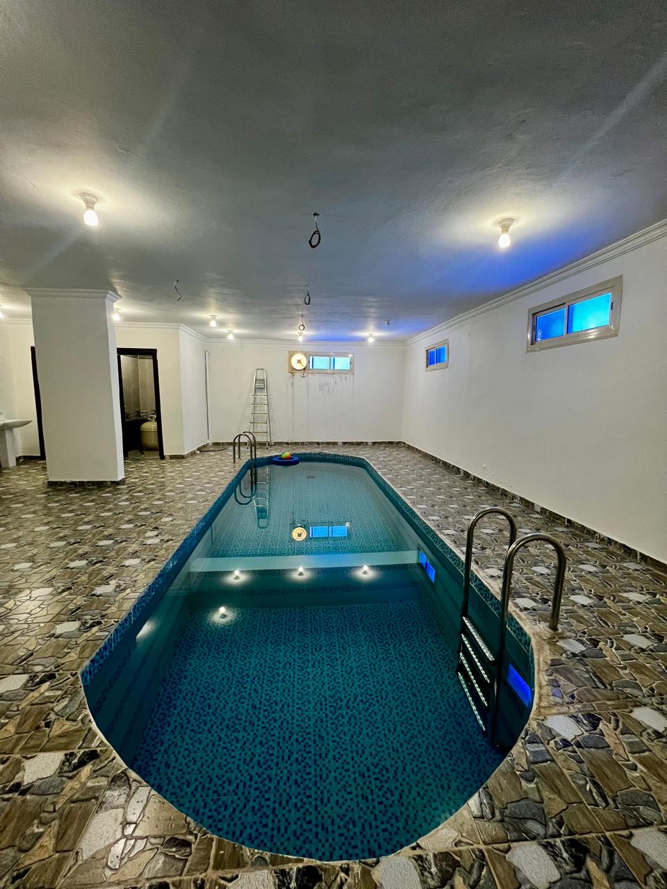 فيلا مع 4 شقق و5 محلات تجارية