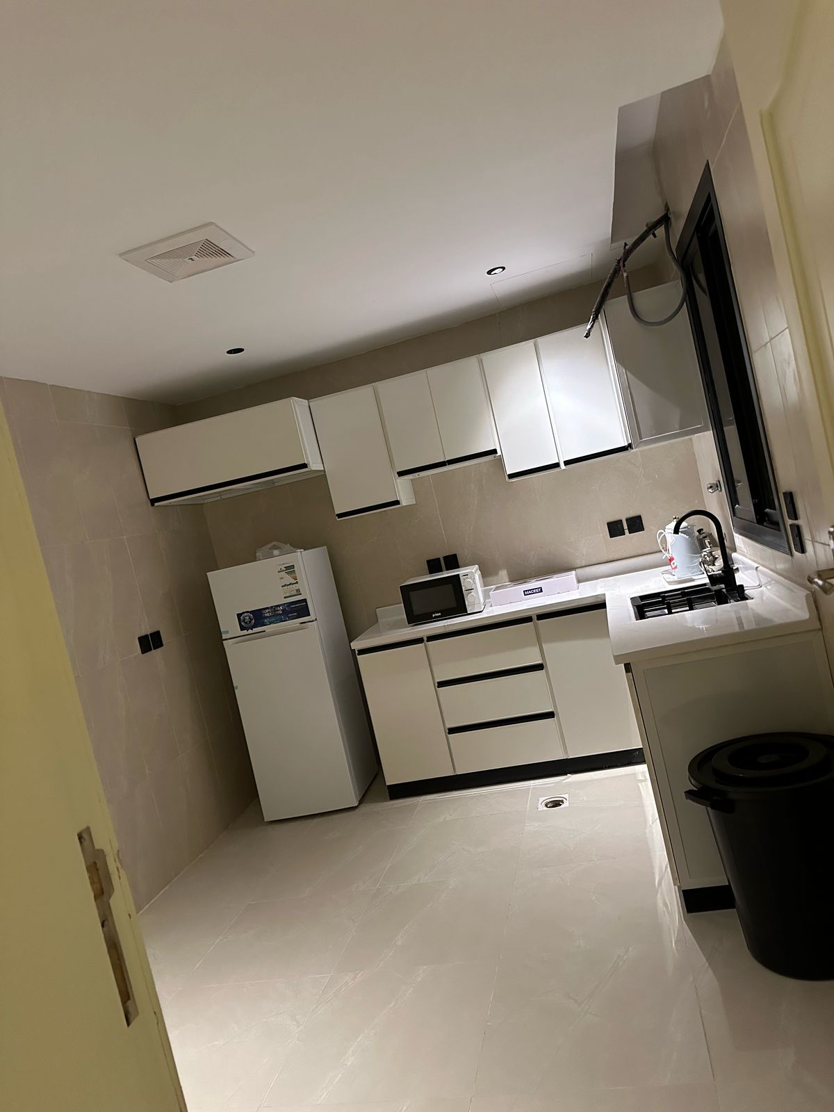 عماره 9 شقق للبيع بمخطط الملك فهد جوار القطار