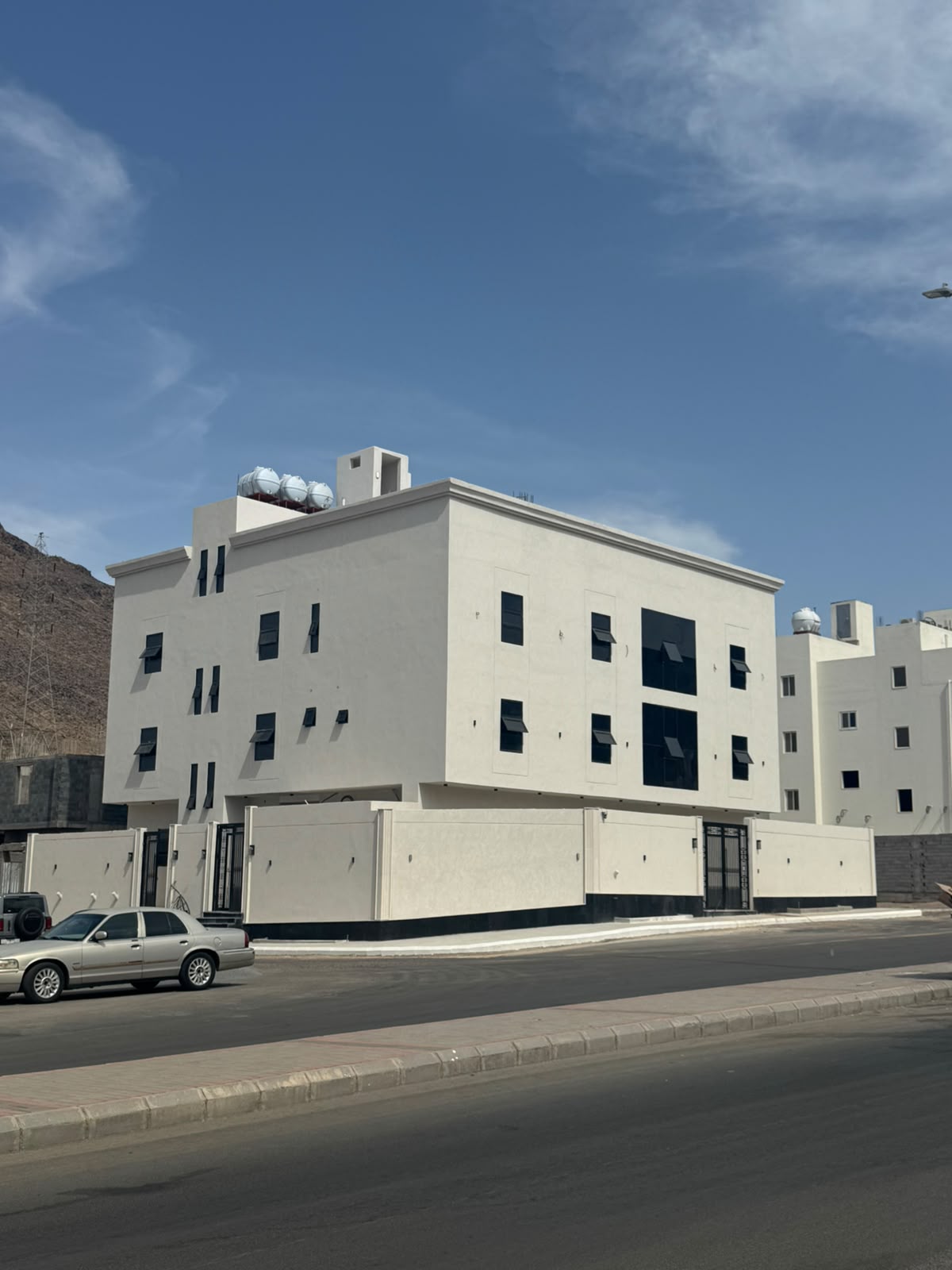  فيلا ثلاث أدوار + 3 شقق مستقلة للبيع