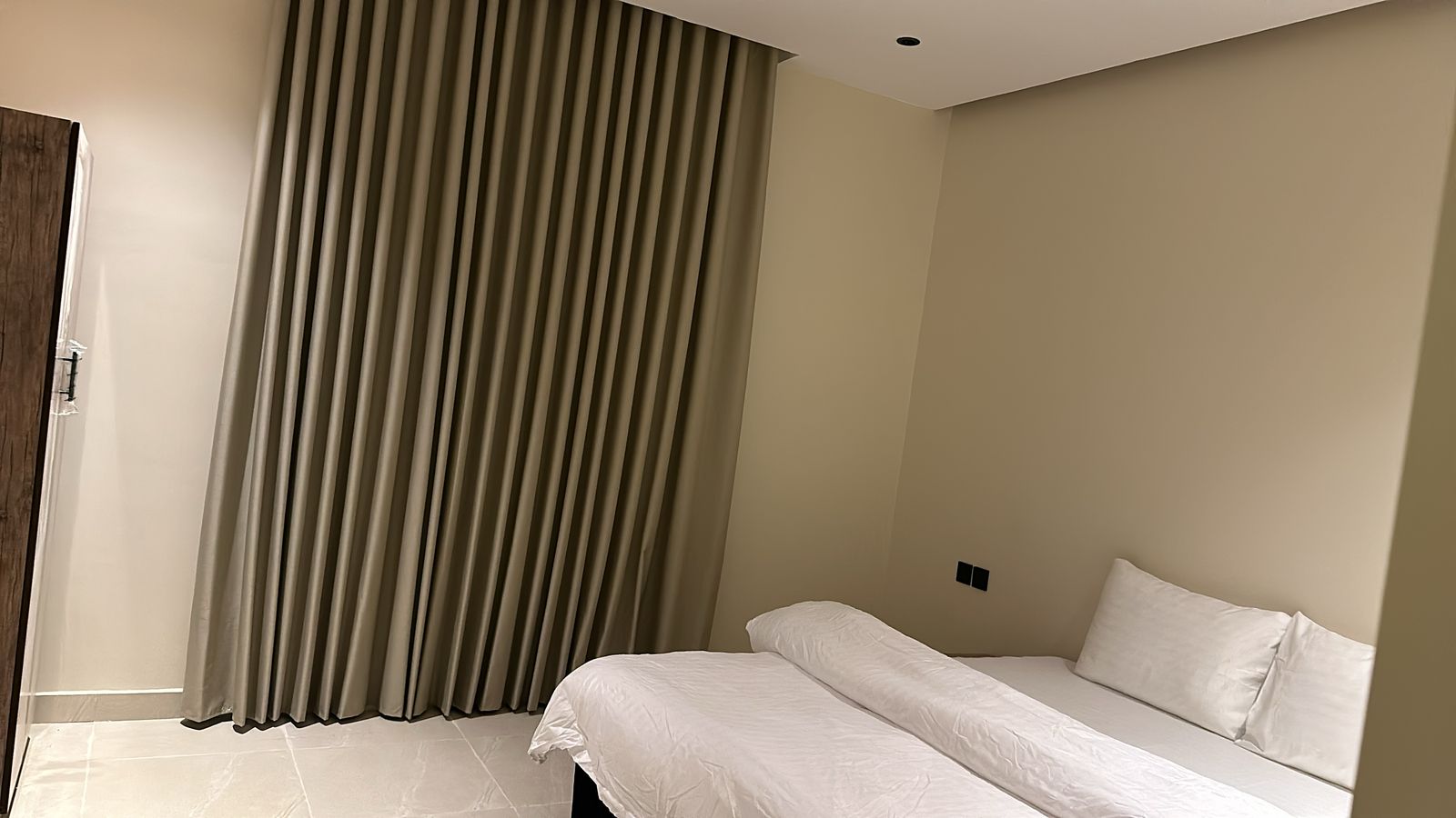 عماره 9 شقق للبيع بمخطط الملك فهد جوار القطار