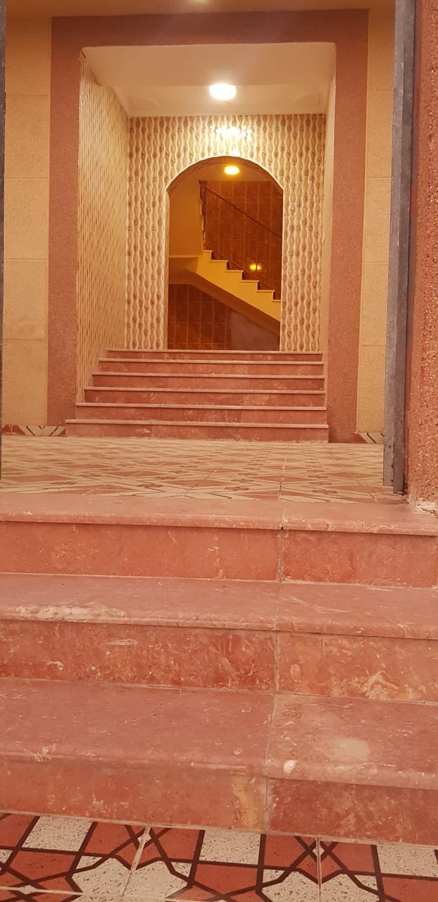 عماره 5 شقق للبيع في الملك فهد