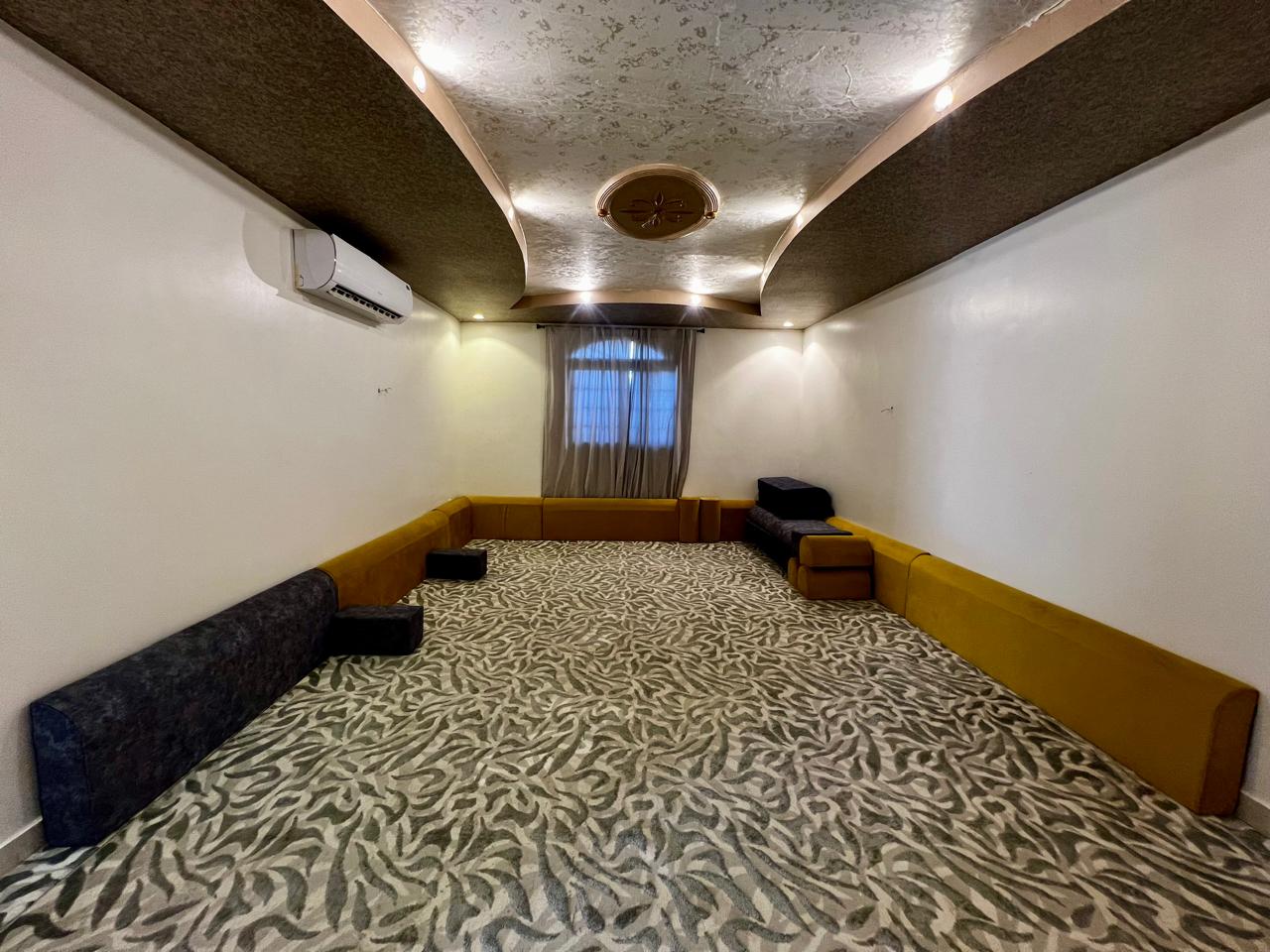 فيلا مع 4 شقق و5 محلات تجارية