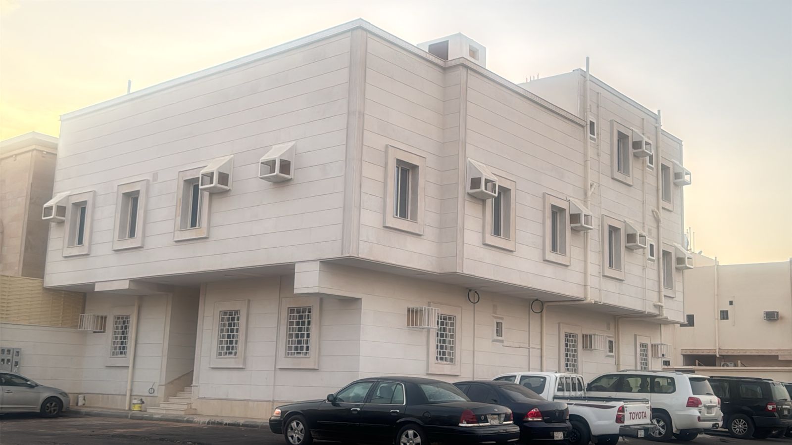 عمارة سكنية للبيع مخطط الشرق ب