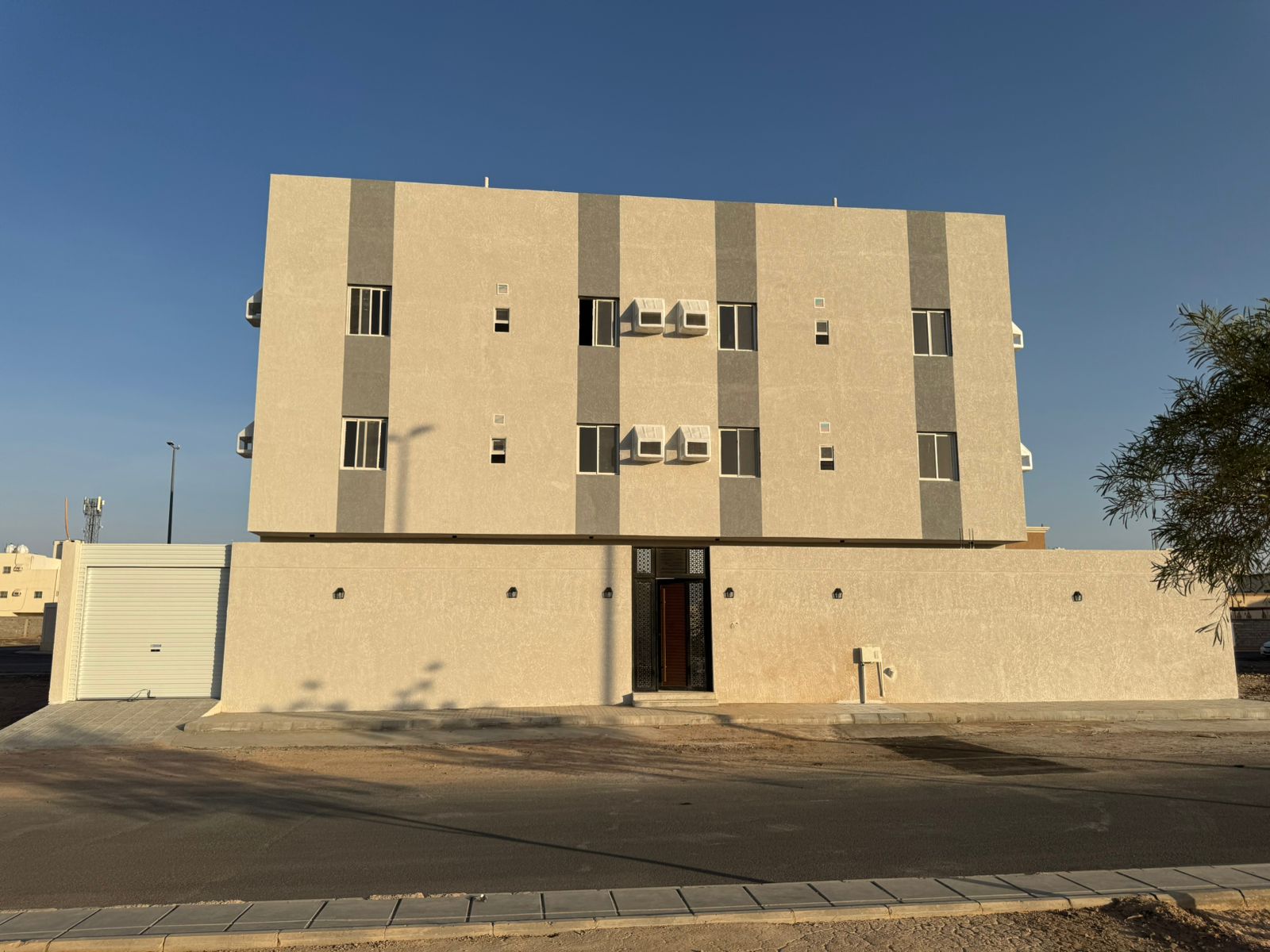 عماره جديده 5 شقق للبيع بمخطط الملك فهد 