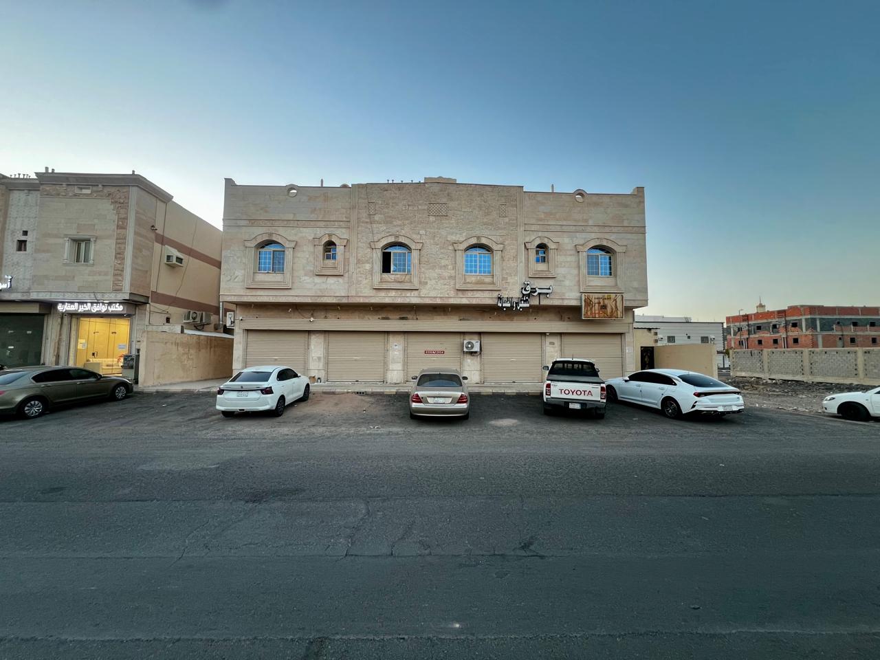 فيلا مع 4 شقق و5 محلات تجارية