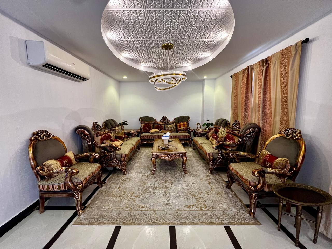 فيلا مع 4 شقق و5 محلات تجارية