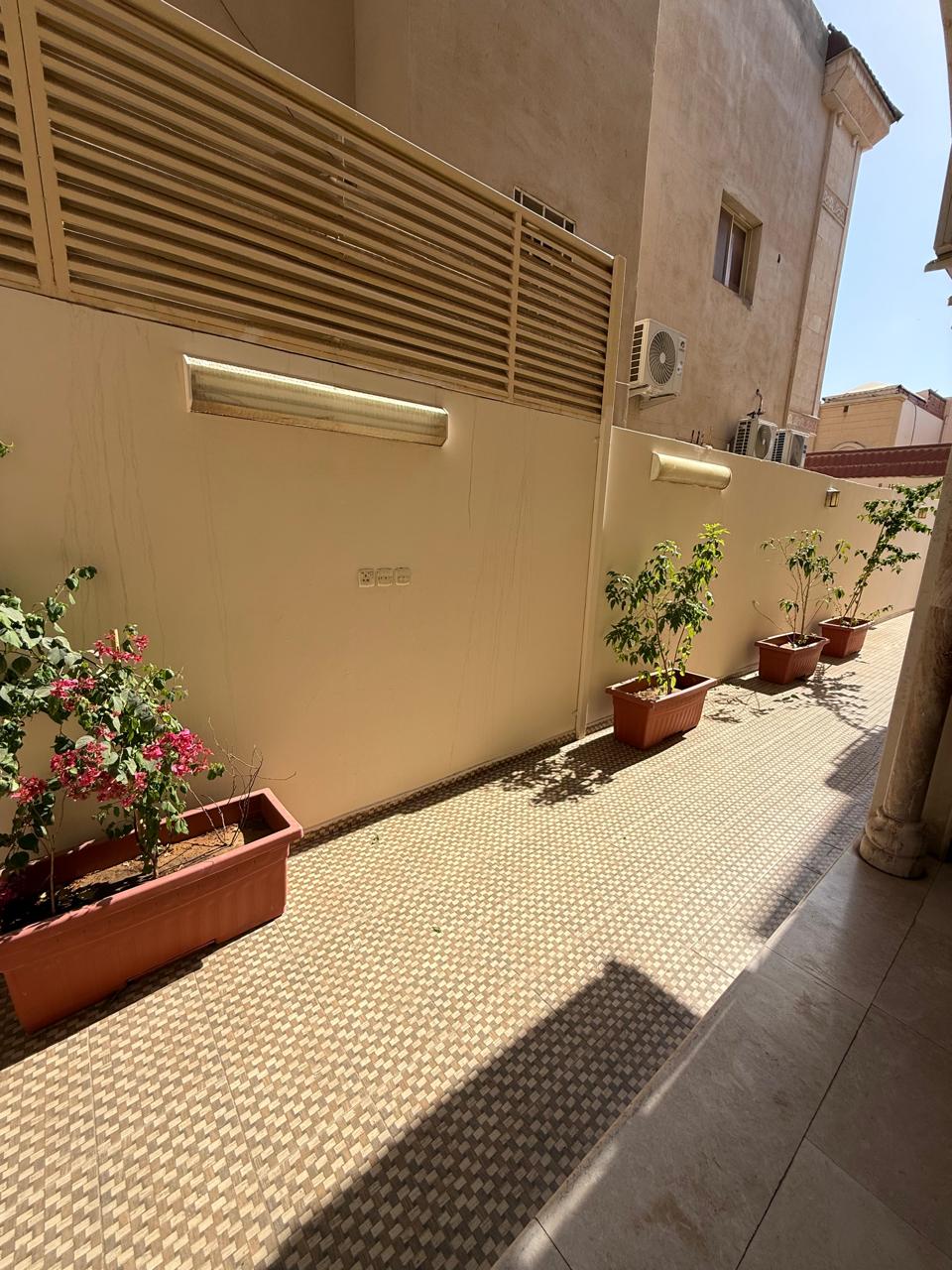 فيلا وشقه ارضيه للبيع بمخطط باقدو ( حي الفردوس )